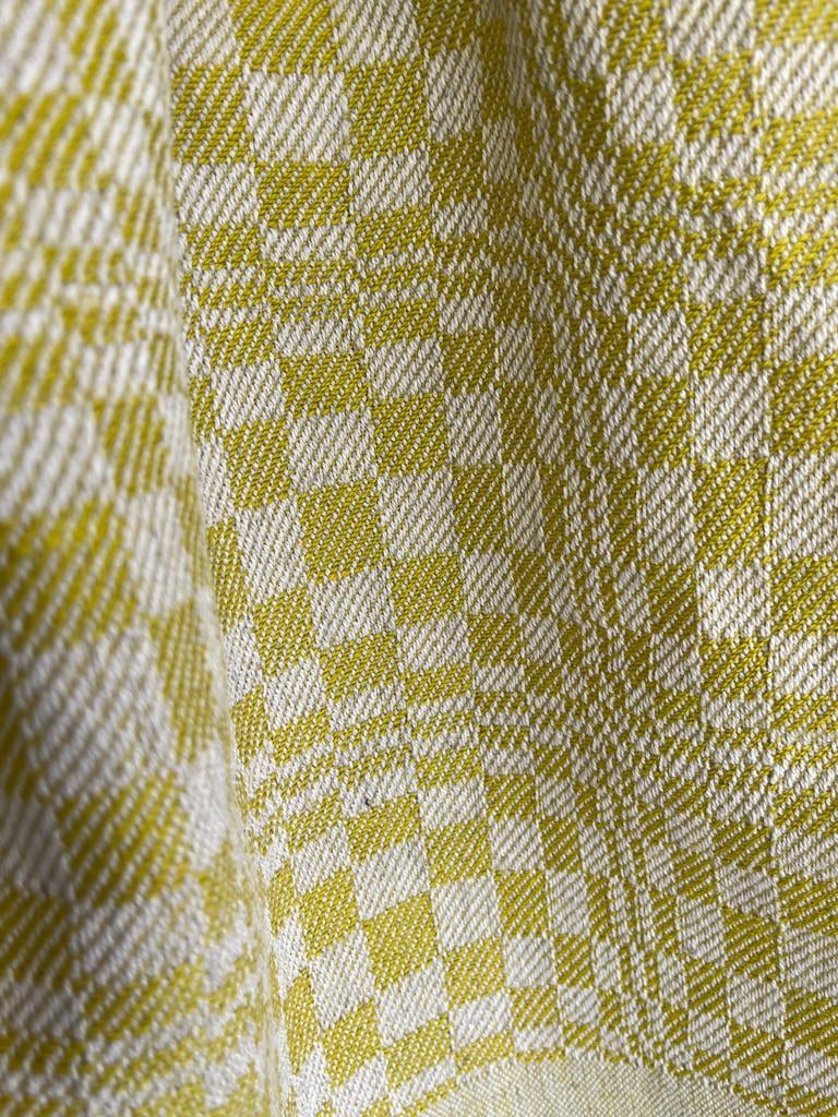 Tissu damier en coton et lin, alternance de carrés jaune citron et écru, armure toile, tombé serré.