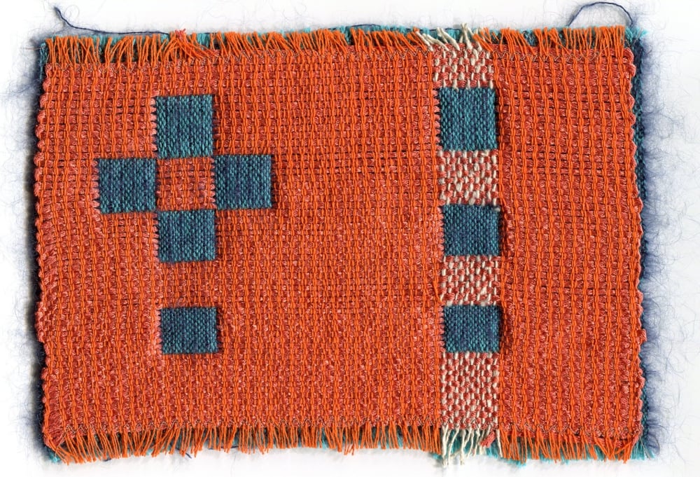 Échantillon tissé laine et coton, bandes orange et bleu canard, sergé apparent, lisières franches, trame souple.