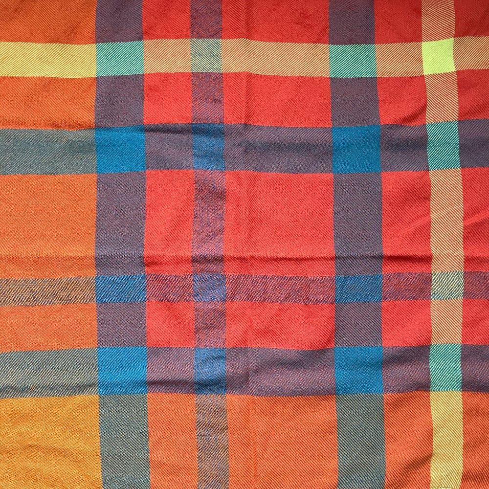 Tissu tartan en laine, croisillons rouge, orange, bleu, vert et jaune, sergé brisé régulier, main dense et chaude.