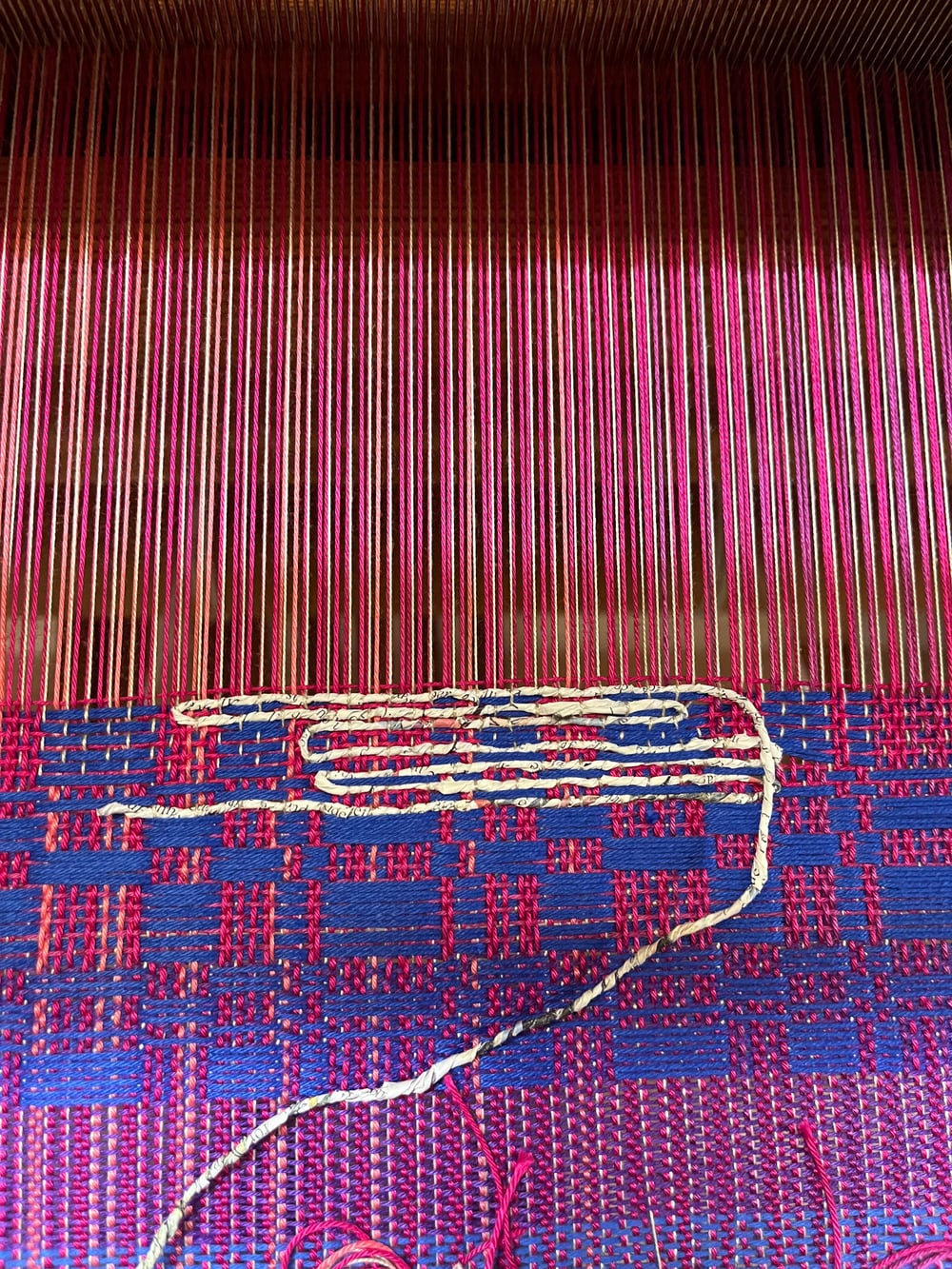 Pièce tissée coton rose et bleu, trame de fil de papier journal torsadé main introduite par accents irréguliers.